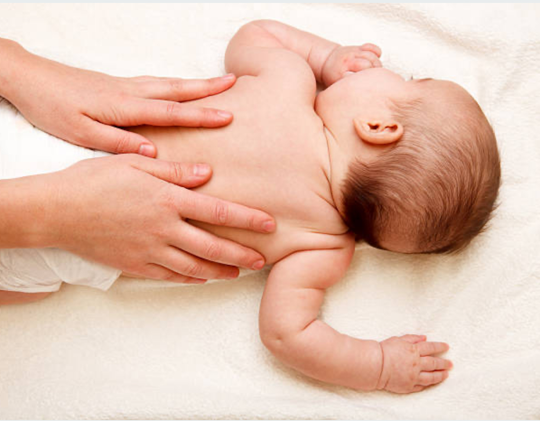 Massage bébé adapté dès les premières semaines pour calmer les tensions et favoriser la détente — Maison Parent’aise & Bien Naître.