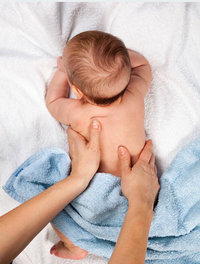 Technique douce de massage pour bébé afin d’améliorer le sommeil et réduire les pleurs — Maison Parent’aise & Bien Naître.