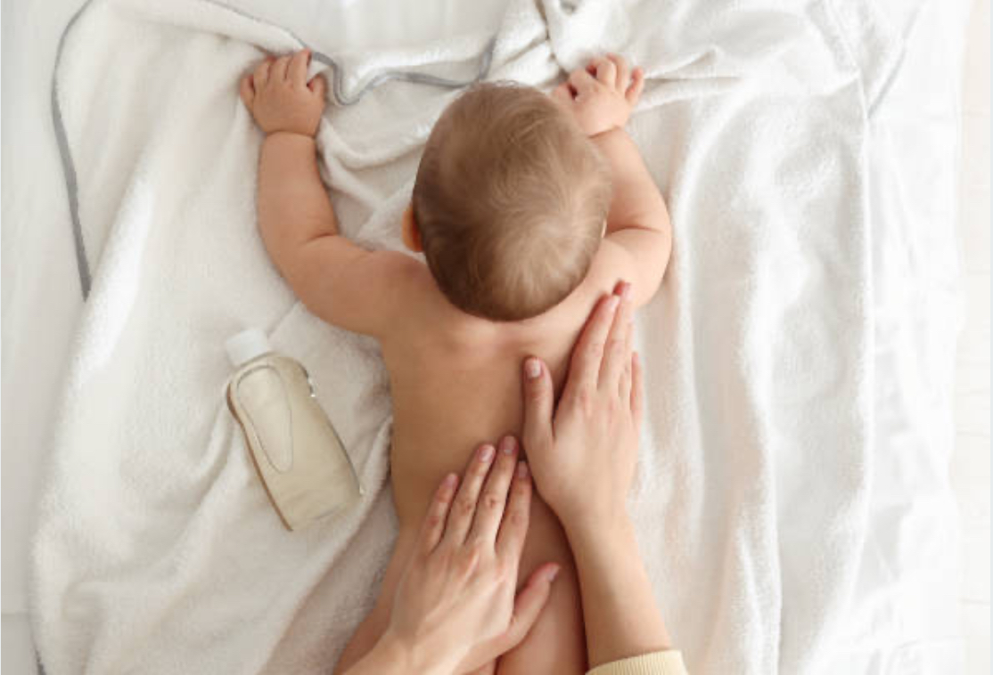 Massage bébé pour apaiser les coliques et favoriser la digestion naturellement — Maison Parent’aise & Bien Naître.