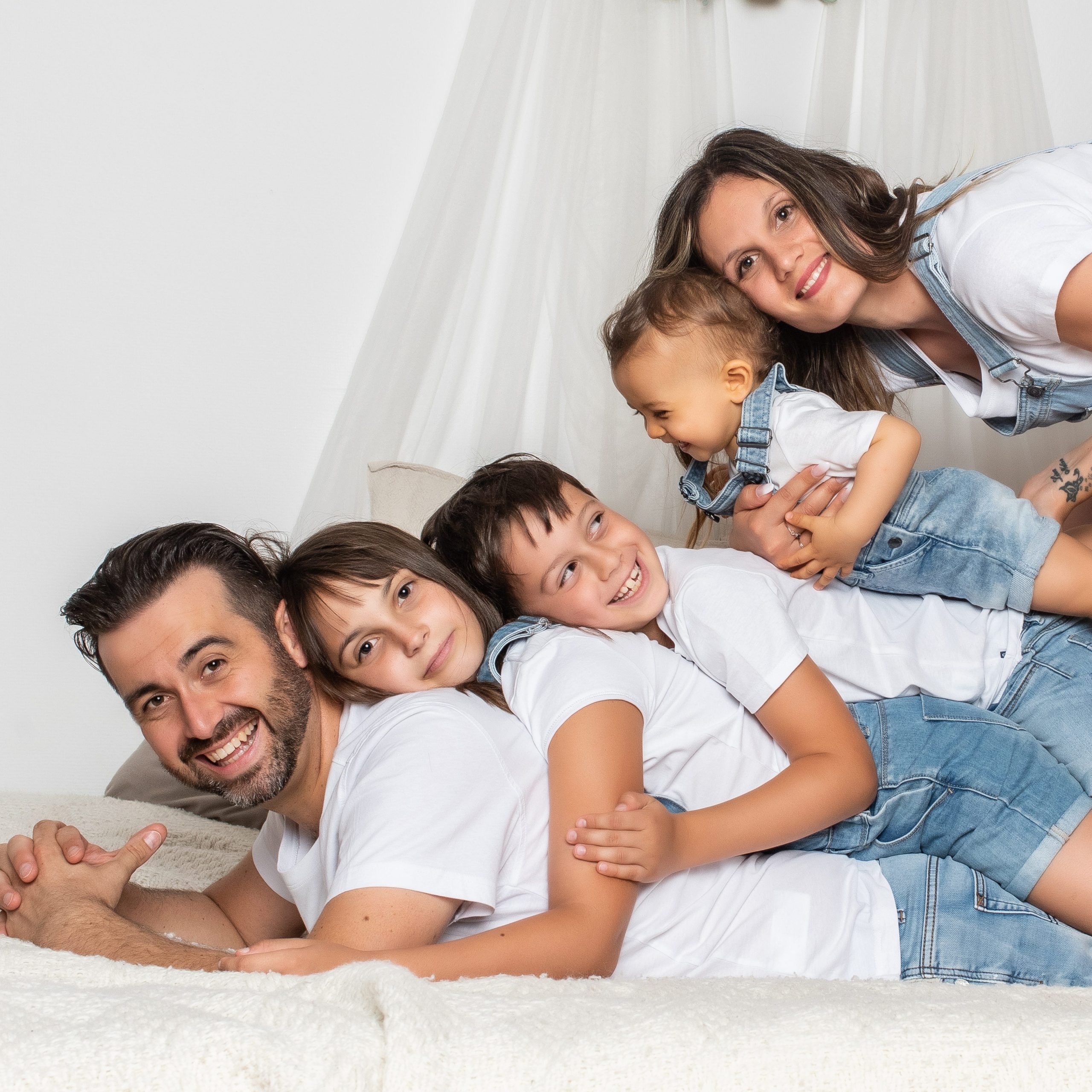 Frères et sœurs qui se chamaillent sans cesse : accompagner les rivalités dans la fratrie — Maison Parent’aise & Bien Naître.