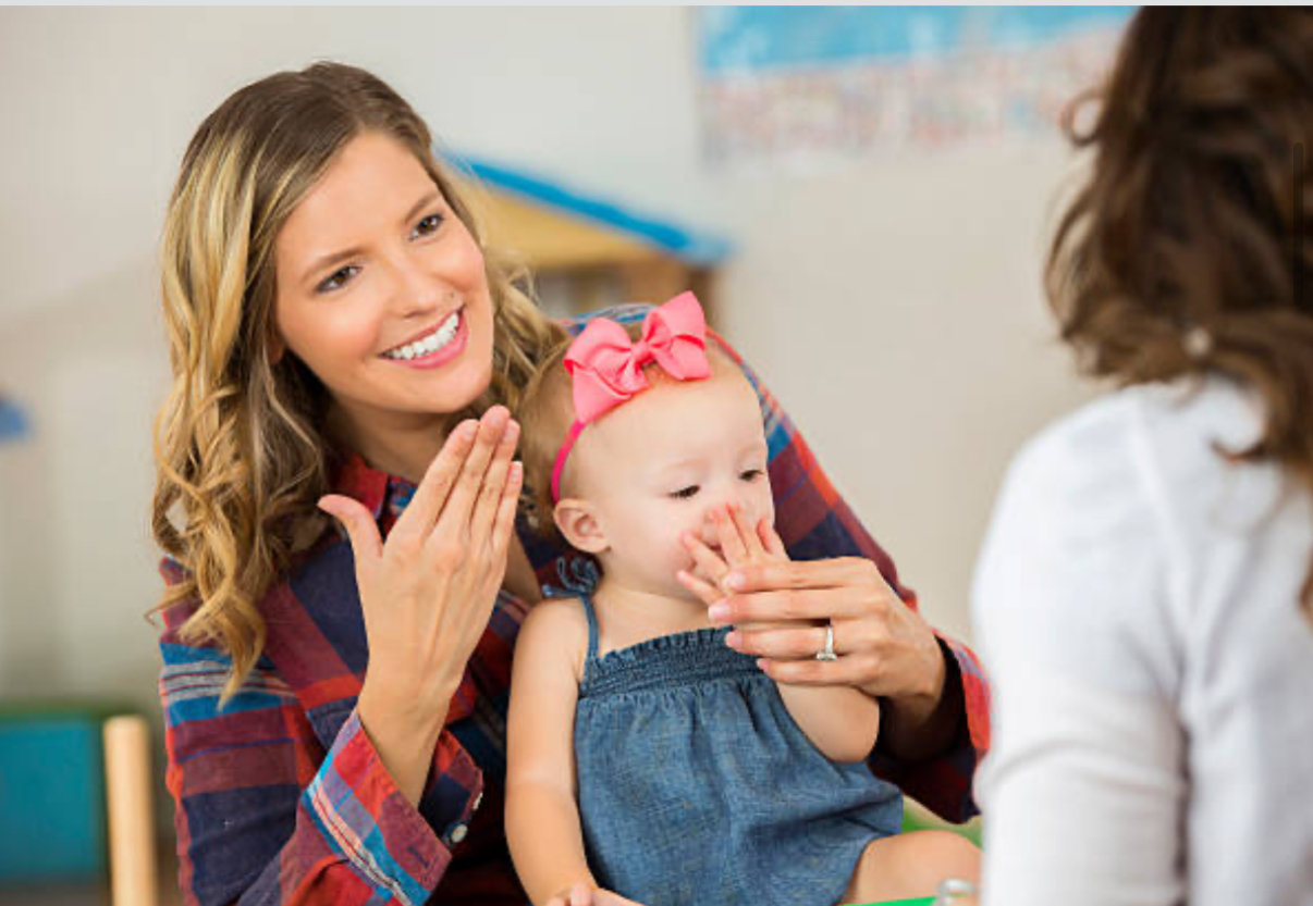 Atelier bébé-signe en famille : renforcer le lien parent-bébé dès les premiers mois — Maison Parent’aise & Bien Naître.