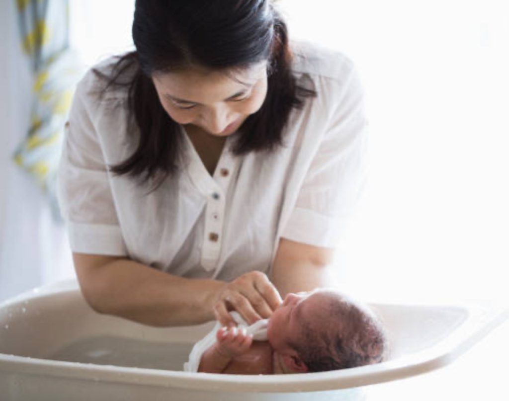Soin enveloppant en post-partum pour apaiser bébé et soutenir le lien d’attachement — L’Immersion Originelle® — Maison Parent’aise & Bien Naître.