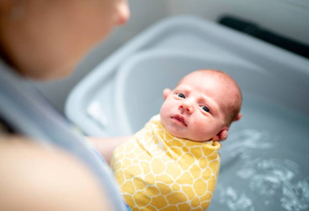 Bain thalasso bien-être respectueux du rythme du bébé, inspiré du bain emmailloté — L’Immersion Originelle® — Maison Parent’aise & Bien Naître.