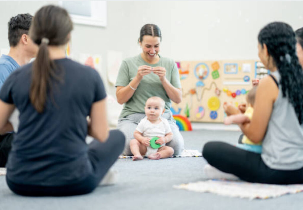Premier signe de bébé : "encore", "lait", "dodo", faciliter les besoins du quotidien — Maison Parent’aise & Bien Naître.