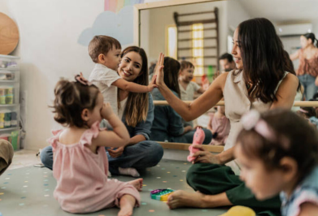 Lever les idées reçues sur le bébé-signe : non, ça ne freine pas le langage oral — Maison Parent’aise & Bien Naître.