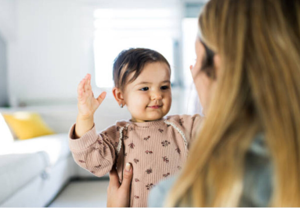 Développer la compréhension mutuelle grâce aux gestes avant la parole — Maison Parent’aise & Bien Naître.
