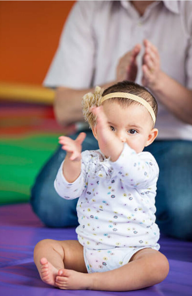Signer avec bébé en crèche ou à la maison : accompagner son développement global — Maison Parent’aise & Bien Naître.