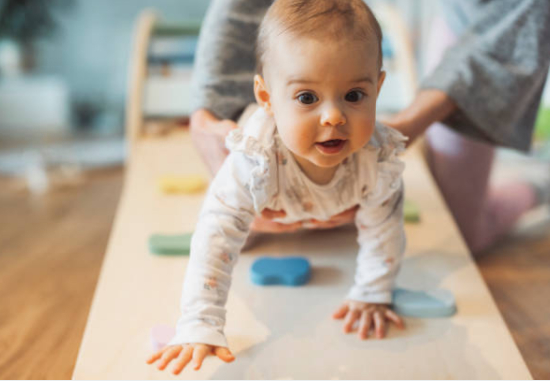 Mon bébé a 15 mois et ne marche pas encore : comprendre les variations normales du développement — Maison Parent’aise & Bien Naître.
