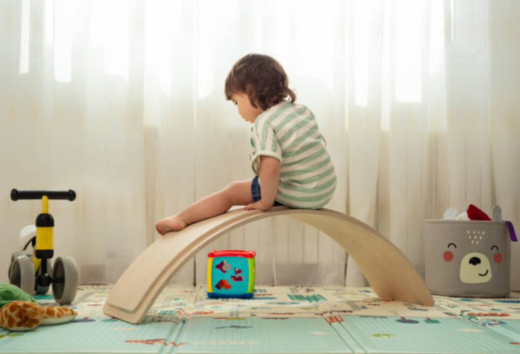 Mon bébé ne rampe pas, ne tient pas assis, ne marche pas encore : repères et accompagnement parental — Maison Parent’aise & Bien Naître.