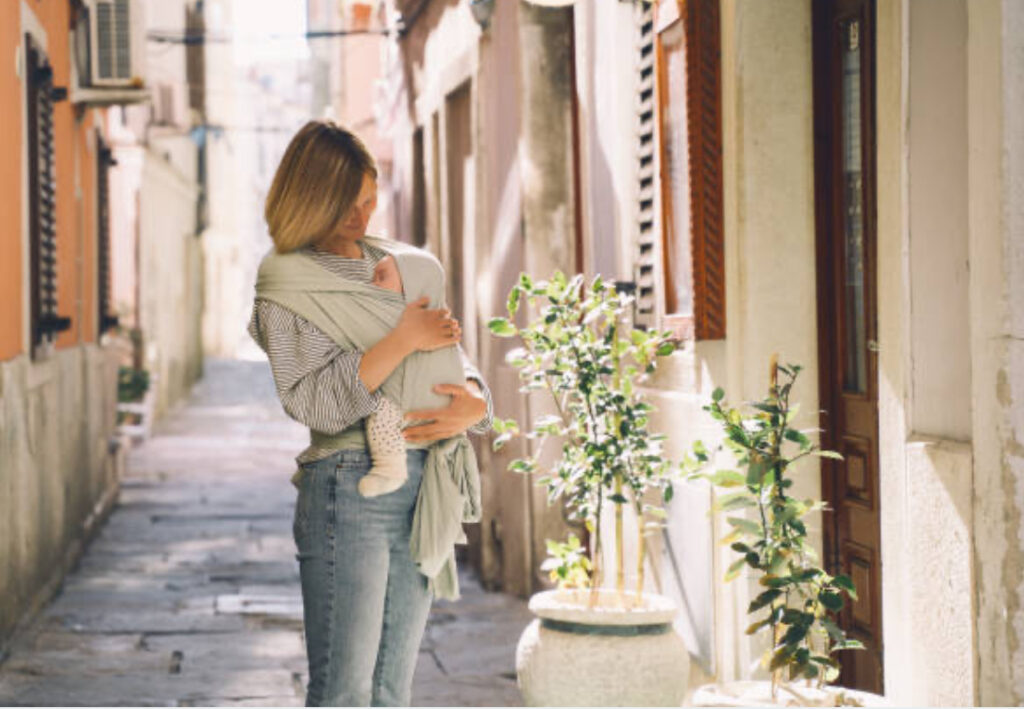 Favoriser l’autonomie de bébé à travers le portage et la proximité bienveillante — Maison Parent’aise & Bien Naître.