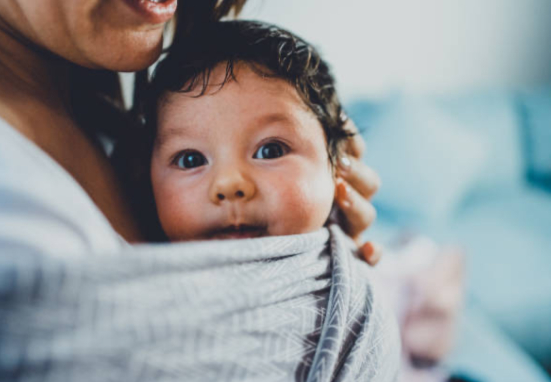 Bébé qui pleure dès qu’on le pose : comprendre le besoin de contact et répondre par le portage — Maison Parent’aise & Bien Naître.