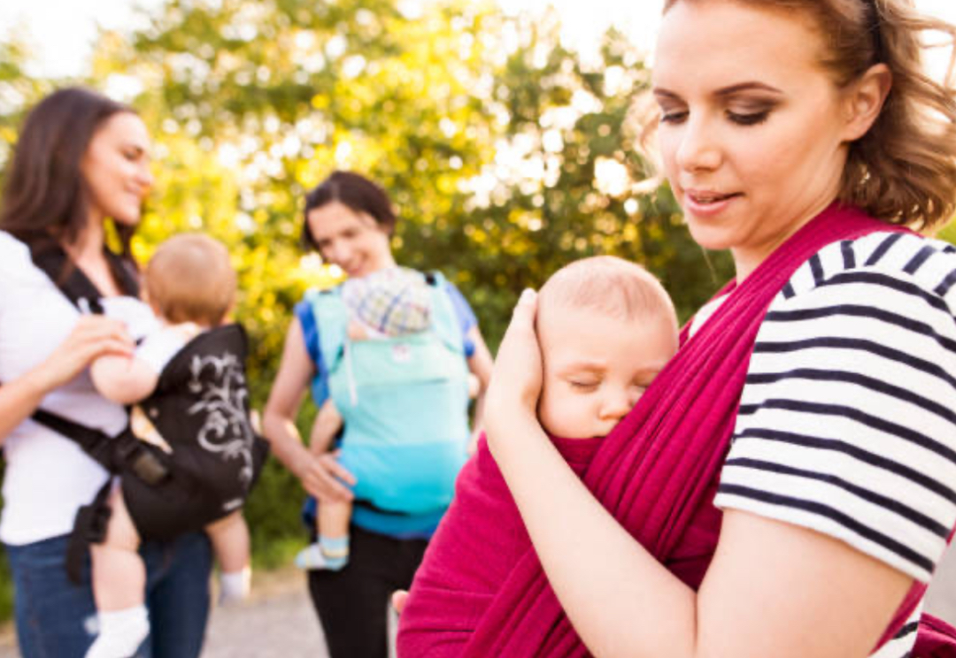Porter son bébé pour apaiser les reflux, accompagner le développement et renforcer la confiance parentale — Maison Parent’aise & Bien Naître.