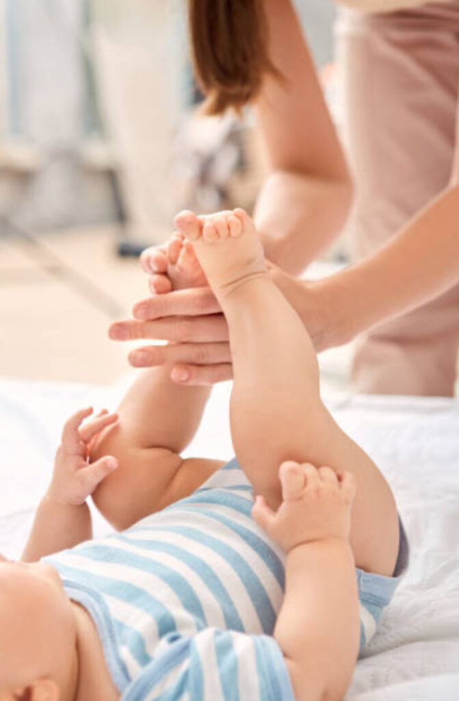 Massage bébé relaxant pour soulager les petits troubles du nourrisson comme les gaz et le reflux — Maison Parent’aise & Bien Naître.