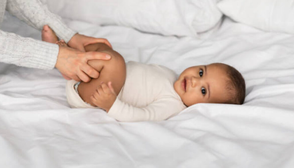 Massage bébé pour soutenir la confiance et le bien-être émotionnel du nourrisson — Maison Parent’aise & Bien Naître.