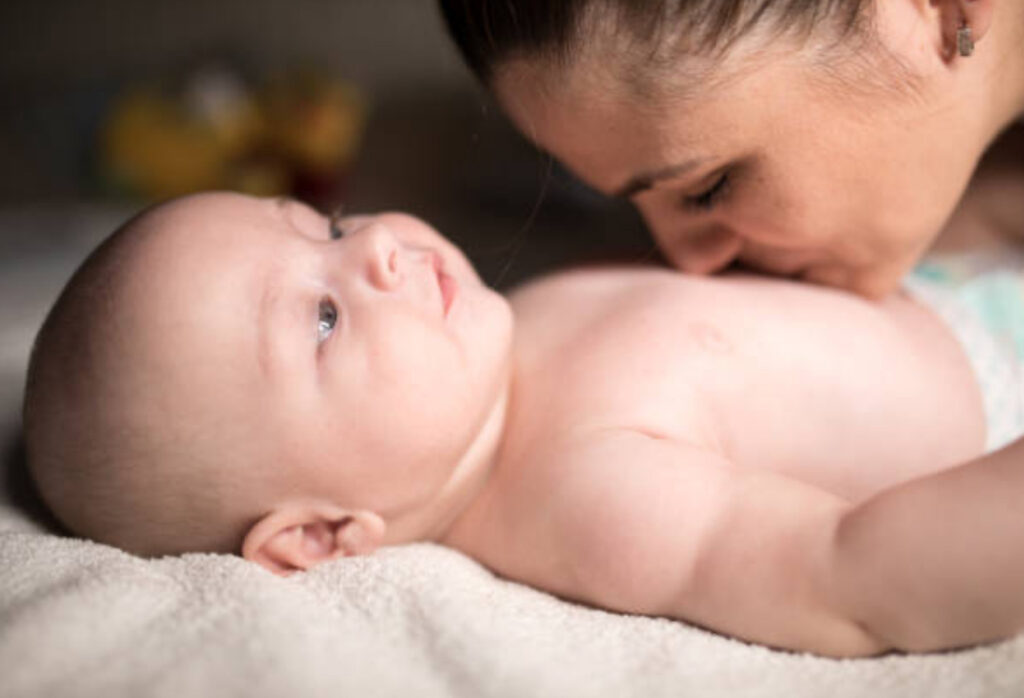 Apprentissage du massage bébé pour aider les parents à mieux comprendre les besoins de leur enfant — Maison Parent’aise & Bien Naître.