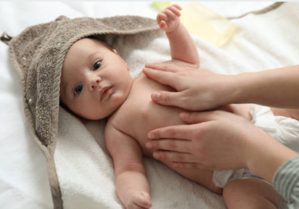 Accompagnement bienveillant au massage bébé pour stimuler le développement moteur et sensoriel — Maison Parent’aise & Bien Naître.