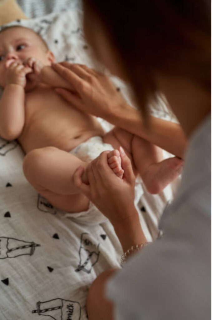 Séance de massage bébé pour renforcer le lien affectif entre parents et enfant — Maison Parent’aise & Bien Naître.
