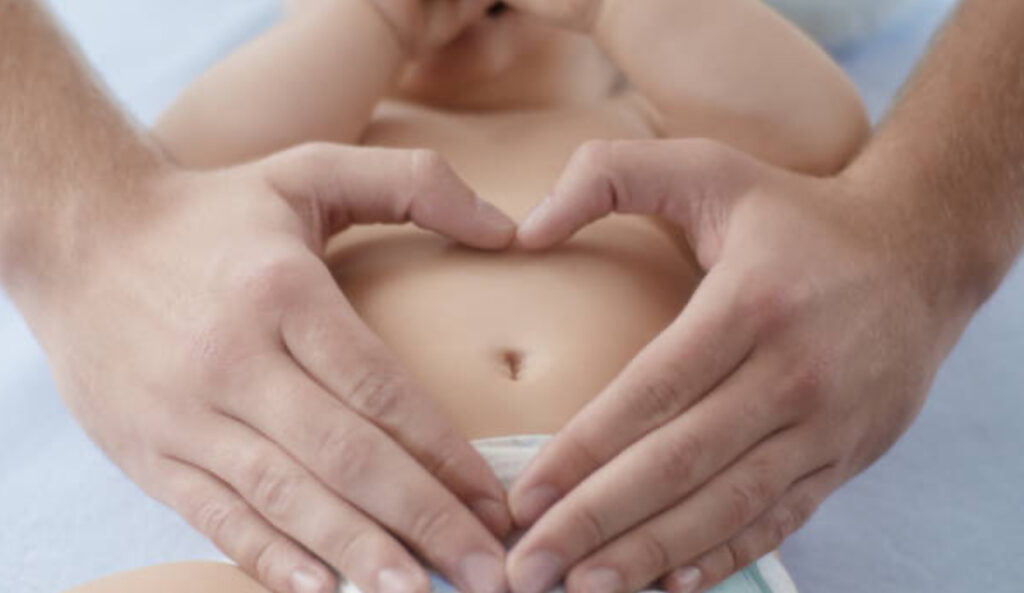 Moment de détente et de soin par le toucher doux adapté aux besoins du bébé — Maison Parent’aise & Bien Naître.