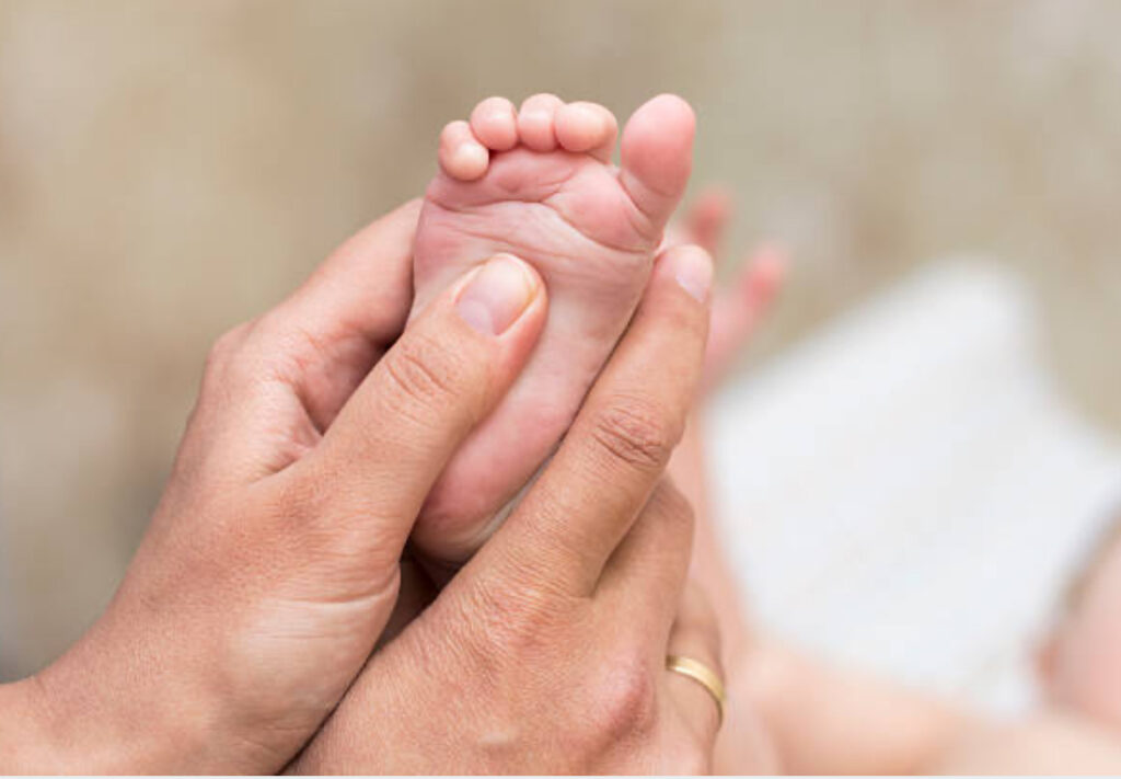 maison-parentaise-bien-naitre-reflexologie-plantaire-bebe-sommeil-coliques-reflux-apaisement-points-reflexes-bebe-pleurs-digestion-vichy-gannat-allier-accompagnement